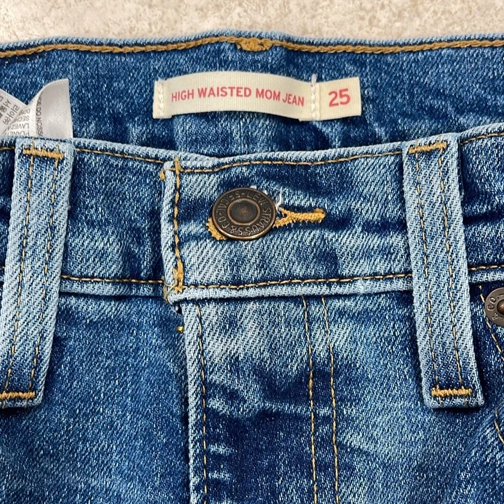 WOMENS LEVI’S HIGH WAISTED MOM JEAN IN A MEDIUM BLUE WASH DENIM 80’s VIBE… - Picture 5 of 11